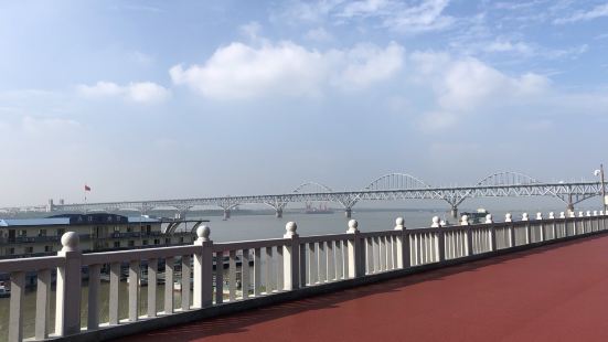长江沿岸美丽风景值得游览，夏天晚风吹拂，凉快惬意，有许多散步