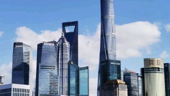 外滩，上海的名片。        以前出名的情人墙和远东第一