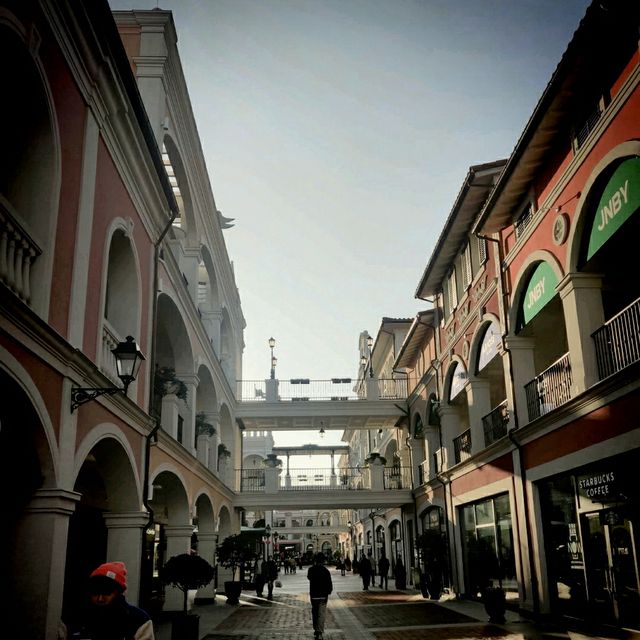 Shopping/Shanghai Outlets **Florence Town**