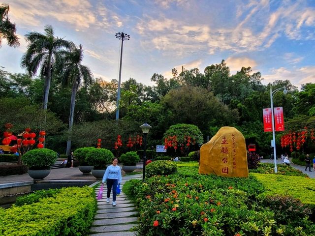 Hilltop Haven in Bao'an 🌳🌸🏞️