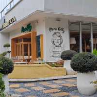 Warm Culinary Haven at Mama Kelly