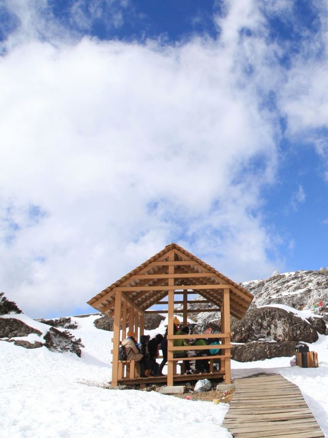 雲南藏匿著一座獨特的冬季積雪山峰