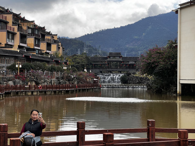 滴水苗城位於雲南省屏邊苗族自治縣，牧羊河畔，景區依山而建，濱水而居，景色優美