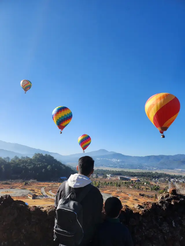 Volcano Geothermal National Geological Park, you must take a hot air balloon for great photos