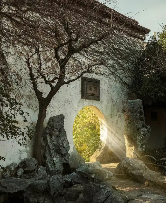 Suzhou Gardens|A point of light shines through the hole, and the light shines on the shadows to create a mutual connection