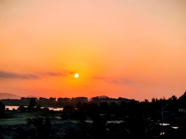 海南島｜白浪沙灘綠灣，山海相依萬寧