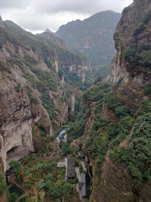 遊方洞於雨中，雲天棧道觀千峰