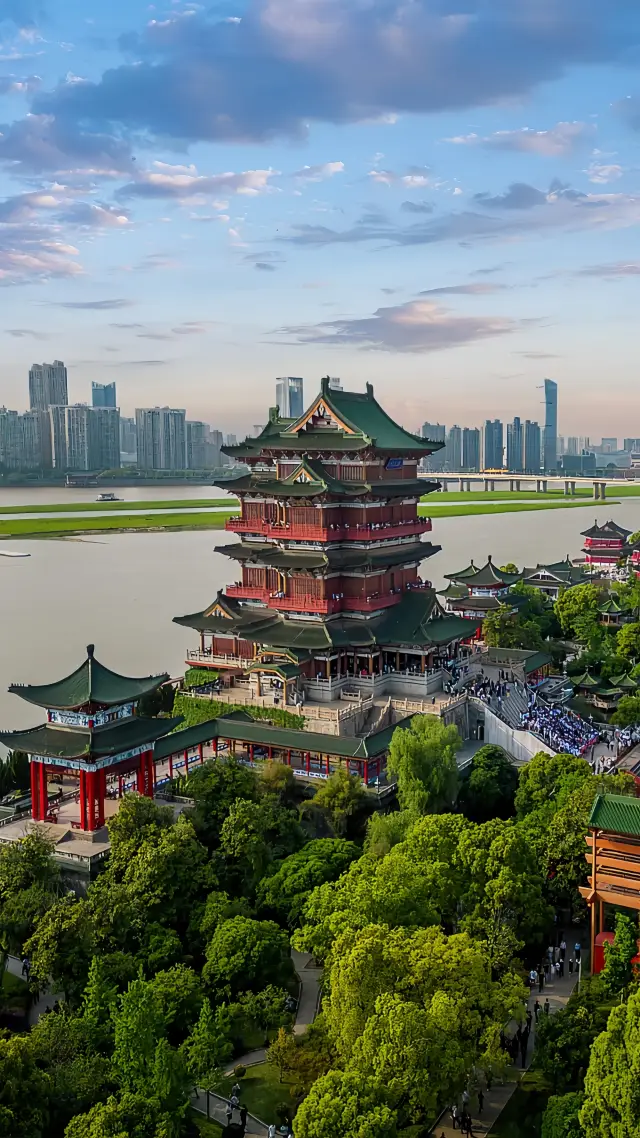 Wouldn't you come to see the four famous towers of China?