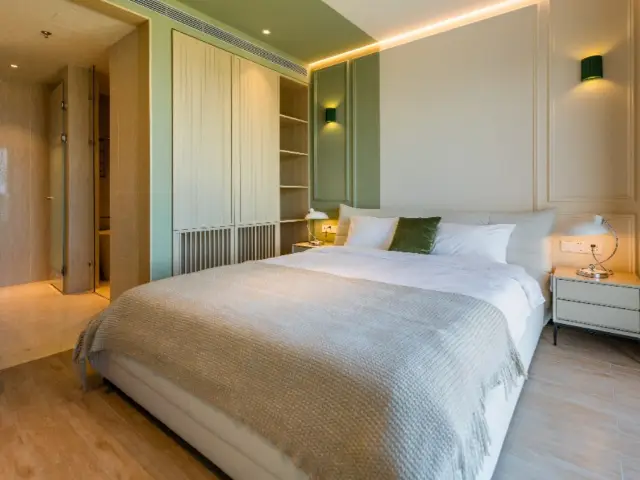 Here comes another great room recommendation from Anaya for watching the sunrise over the sea while lying in bed