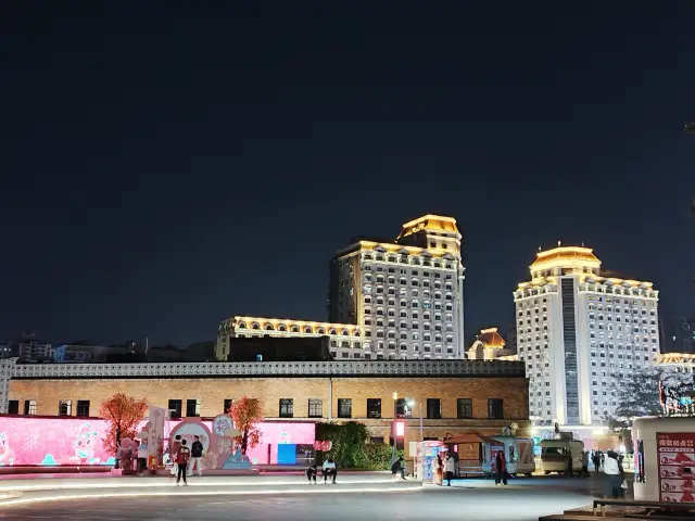 Strolling through Fuzhou at night, up and down the streets