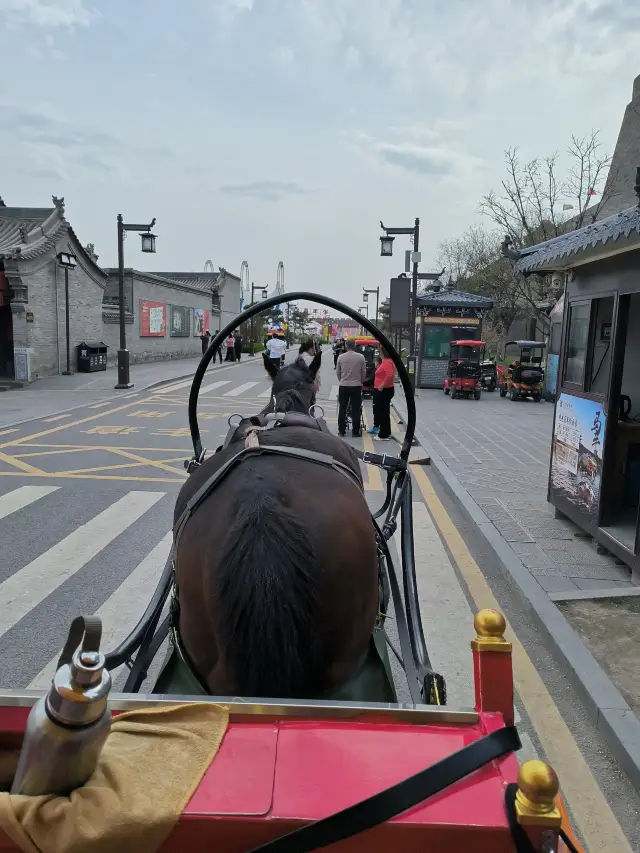 Taking a pony cart to the ancient county town of Taiyuan in spring
