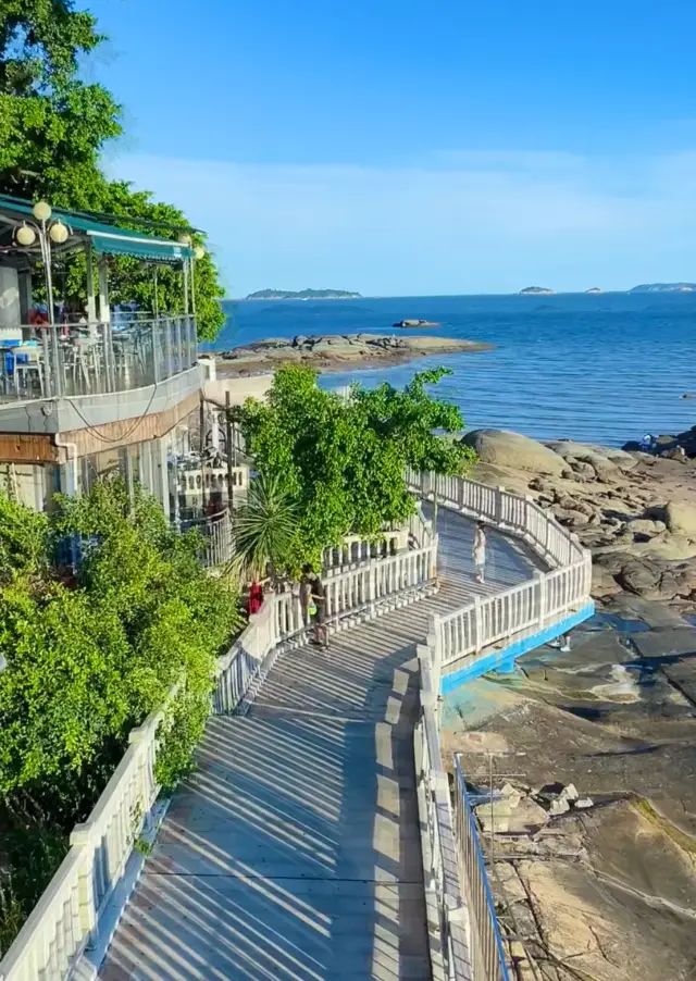 Dieu seul sait à quel point j'aime la mer. 