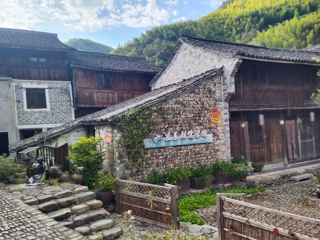 浙江古村落自駕遊~榉溪村 榉溪村位於浙江省金華市磐安縣南部，地處大盤山腹地，距離縣城安文38公里，榉溪。