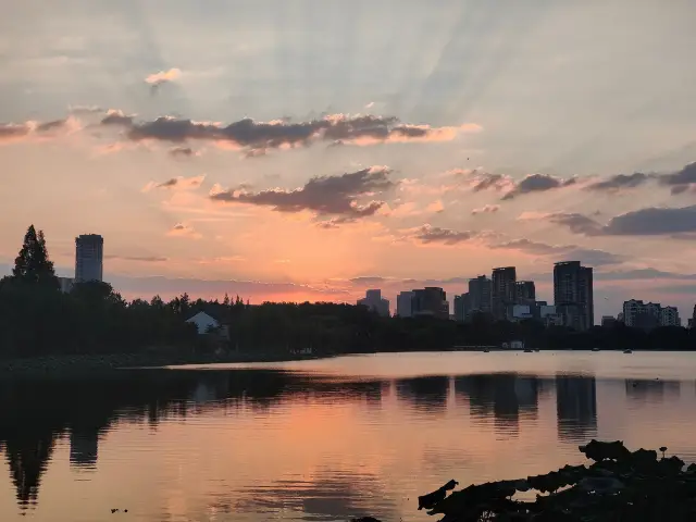 I happened to see the sunset at Mochou Lake, and it was so beautiful that I was speechless. It was so healing! 