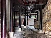 石山頂上的寺院，安順天台山伍龍寺。
