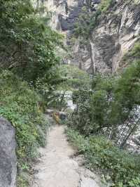 雲南｜虎跳峽峽谷徒步精華路段—— 一線天。