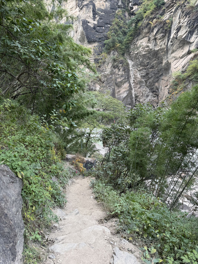 雲南｜虎跳峽峽谷徒步精華路段—— 一線天。
