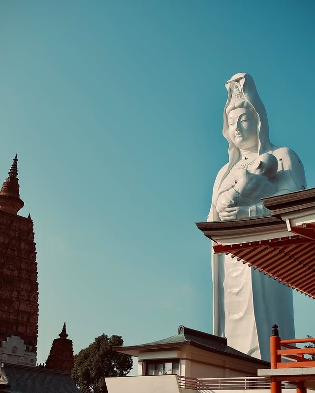 久留米的莊嚴守護者：成田山明王寺與救世慈母大觀音像
