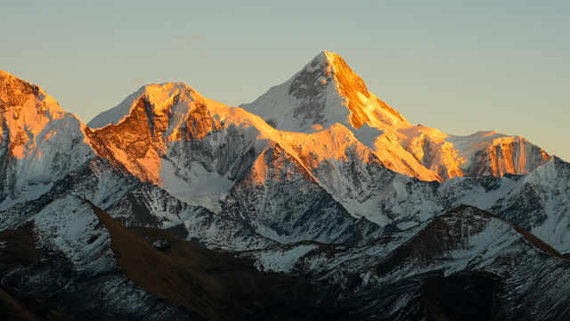 觀賞貢嘎雪山最近的垭口