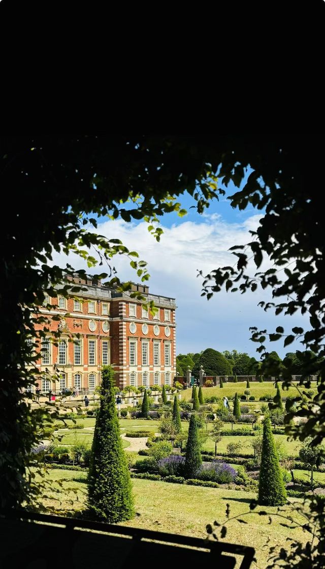 Explore Hampton Court Palace in London