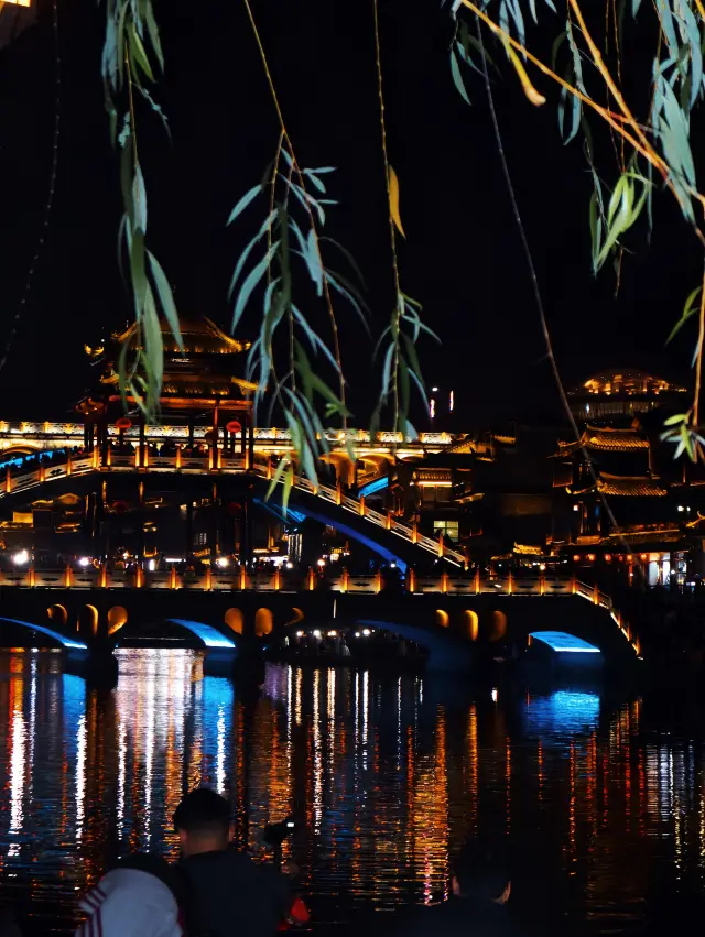 夜の帳が下りた鳳凰古城、千年の時を超える輝き