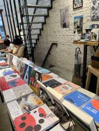 藏在二樓的老宅書店咖啡廳☕台北人的精神角落