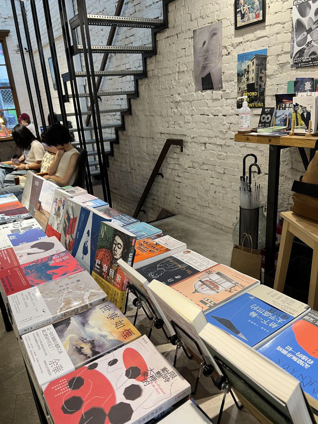 藏在二樓的老宅書店咖啡廳☕台北人的精神角落