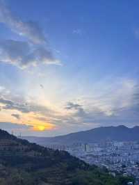 會澤金鐘山日落之旅：邂逅一場城市的溫柔暮色