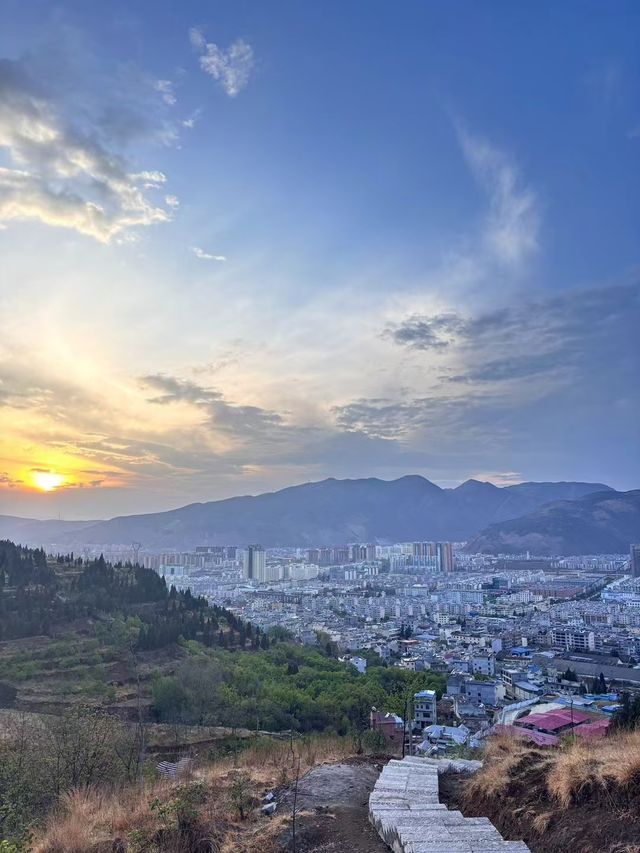 會澤金鐘山日落之旅：邂逅一場城市的溫柔暮色