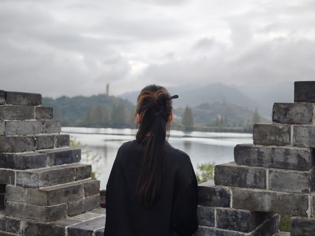 天下梅花兩朵半，半朵在嚴州