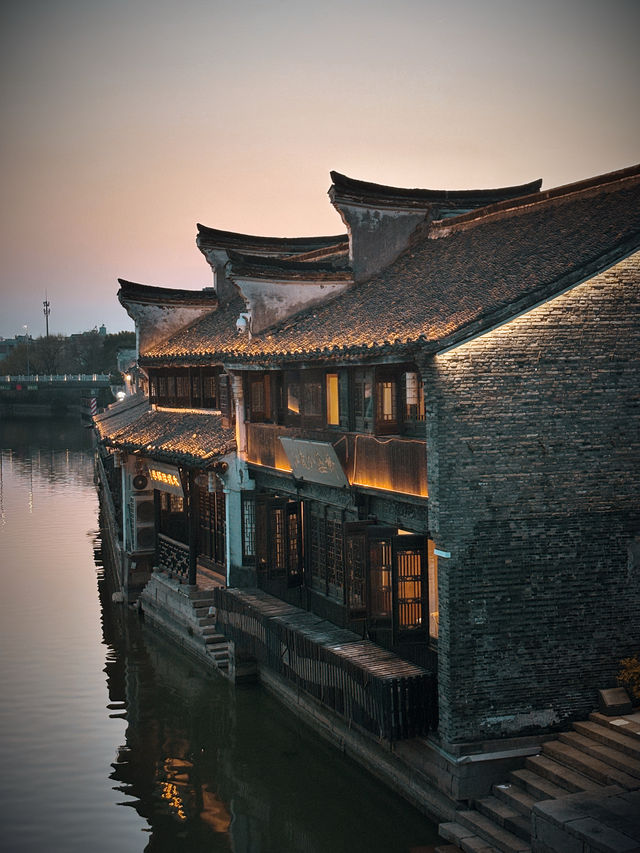 月河古韻，華燈初上流光溢彩，黃昏時分的詩意邂逅