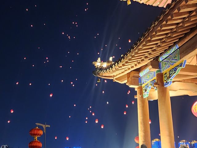 襄陽北街元宵節 孔明燈紛飛 夢幻般的場景