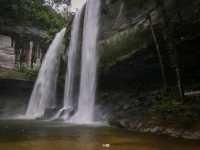น้ำตกห้วยหลวง อุบลราชธานี ราชาน้ำตกแห่งอีสานใต้