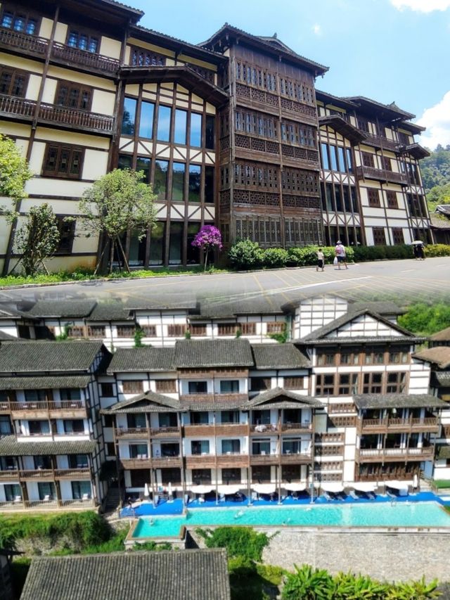 住進烏江寨苗王酒店，邂逅夢幻仙境