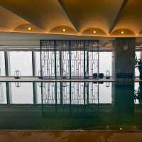 🌟深圳前海華僑城瑞吉｜這泳池直接開啟「哇塞」特效！