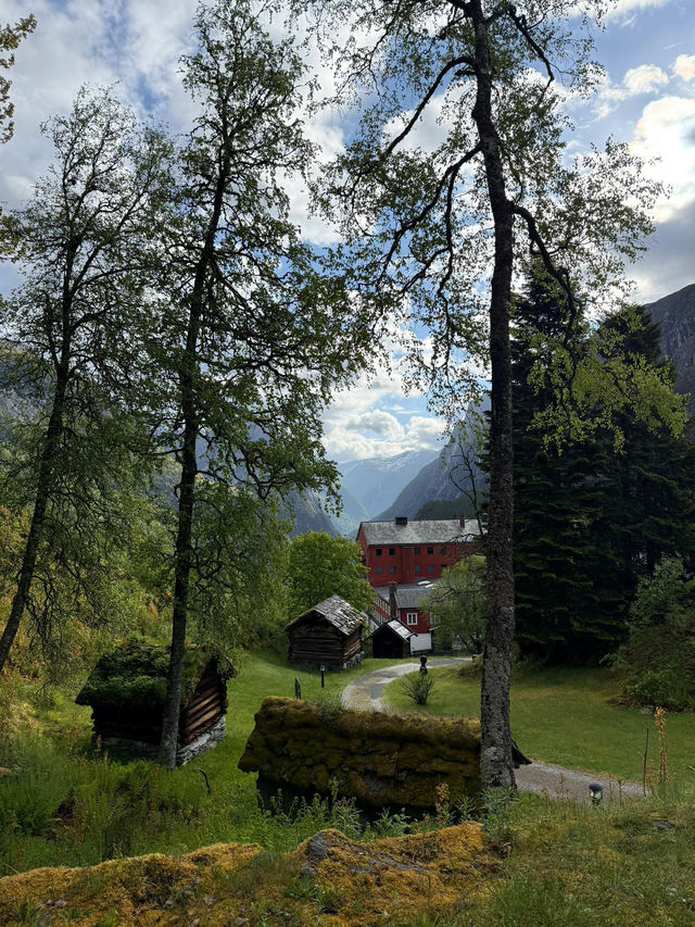 睡在峽谷正中央 挪威stalheim hotel||極具意境和歷史積澱的酒店。1885年建成，Tø