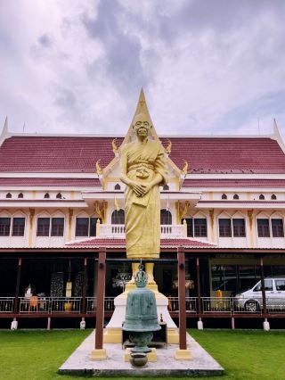 วัดบ้านไร่: วัดช้างสีสันที่เต็มไปด้วยความฝันและความลึกลับ
