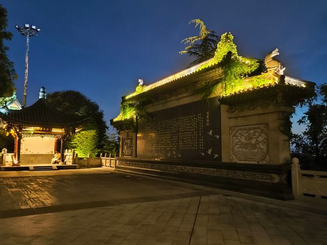 呢場大雨澆唔熄我對重慶嘅熱情！啱啱打卡完絕美夜景觀賞地鴻恩閣，即刻嚟俾你哋安利呢個寶藏景點 鴻恩