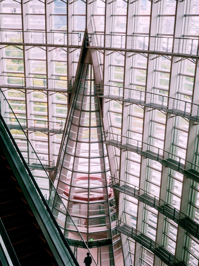 東京藝術打卡新地標】國立新美術館：建築與藝術的絕美交匯**  