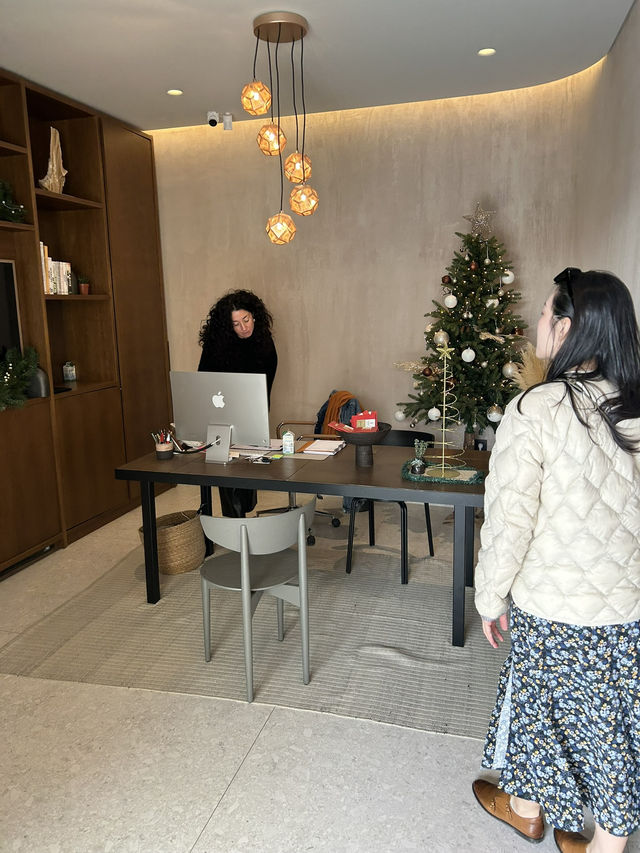 🌅 聖託里尼的天際旅程：在藍白交織的奢華假期裡放空