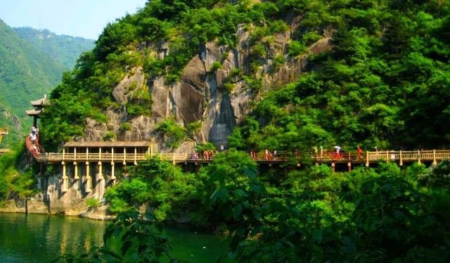 來漢中必玩的幾個景點，石門棧道，天漢濕地公園，青木川古鎮，獅子溝牧場，四天五夜兩人出行，（預算在6千