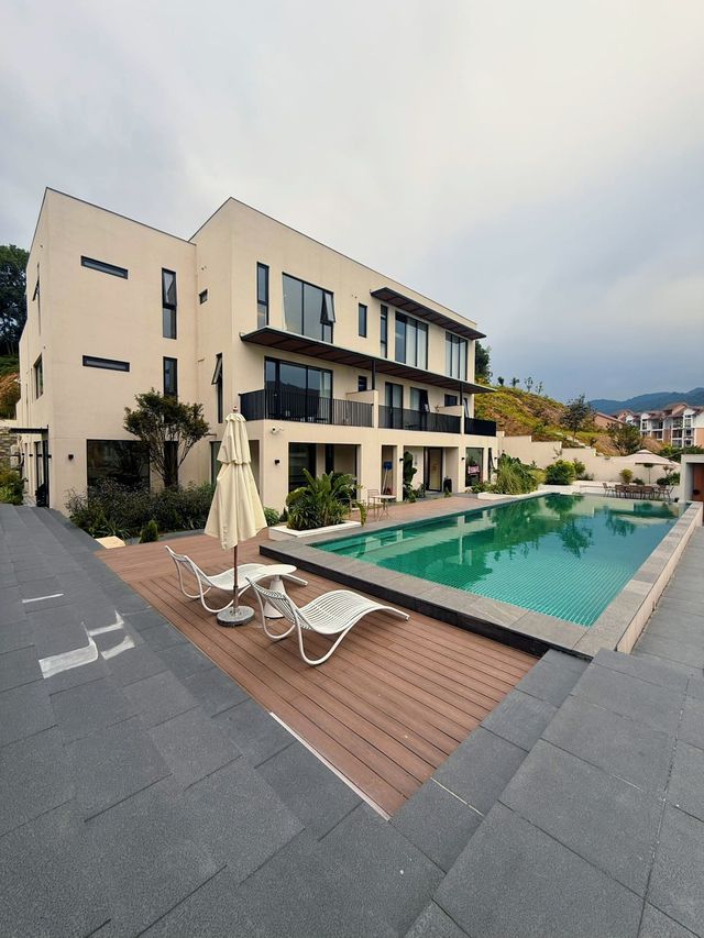 碼住在廬山西海碰上了chao牛的出片民宿～