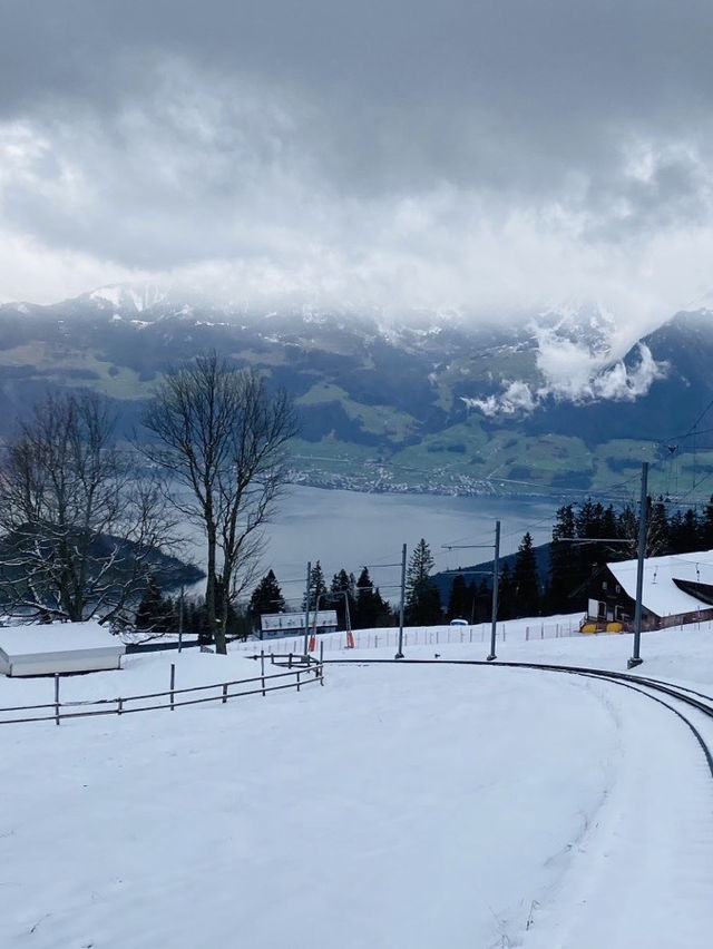 瑞士瑞吉山峰 很多來過瑞士的朋友都知道,瑞士對外開放的山峰有很多!今天給大家介紹一個在盧塞恩的山峰之 瑞士瑞吉山峰 很多來過瑞士的朋友都知道,瑞士對外開放的山峰有很多!今天給大家介紹一個在盧塞恩的山峰之