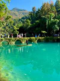 荔波小七孔3小時快速玩!! 我們提前一晚入住的施柏閣酒店~ 酒店VIP入口出發 步行至大七孔古橋