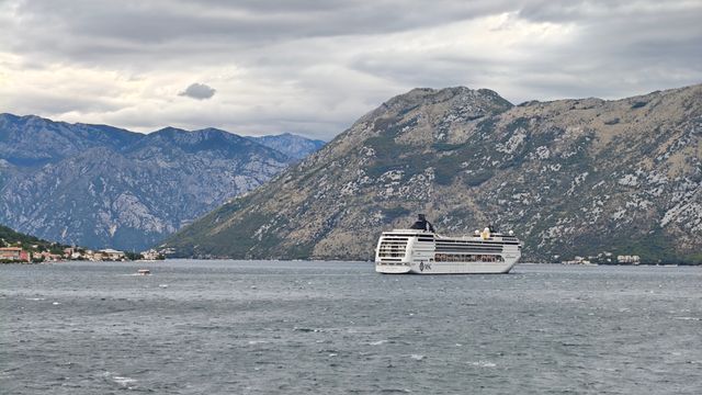 漫步科托爾岸邊