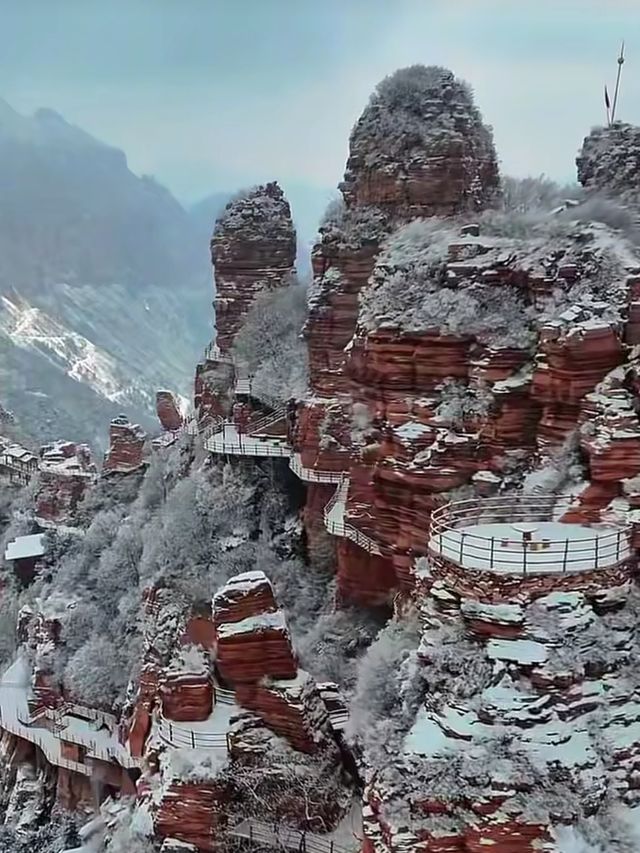 沒錯,下雪後的太行山加上白色穿搭就跟武俠片是一樣的感覺 沒錯,下雪後的太行山加上白色穿搭就跟武俠片是一樣的感覺