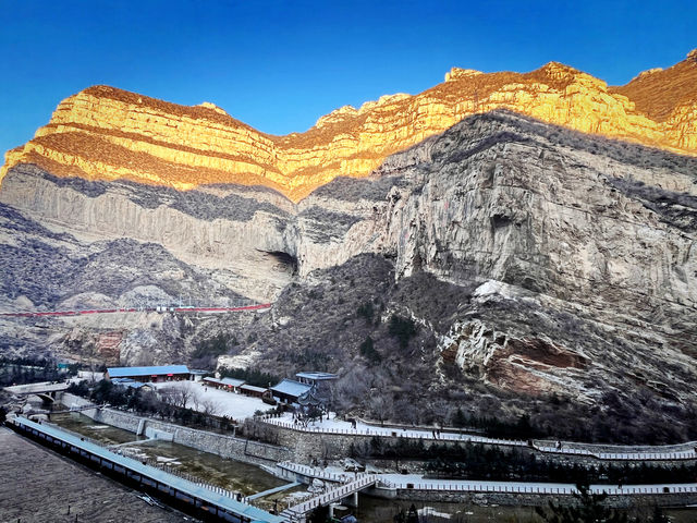 一座被懸掛在懸崖峭壁上的古寺 一座被懸掛在懸崖峭壁上的古寺