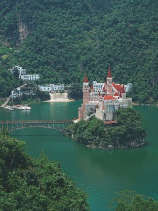  Driven crazy by 40℃ heat? Cool off fast! High-speed train reaches 4 hidden natural air-conditioned towns within 3 hours