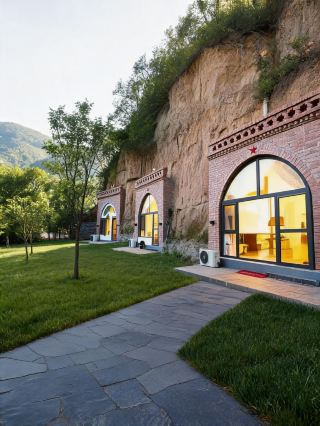 Stay in a mountain courtyard in Zouping, hike Jiupujian, and get so cool you won't want to leave