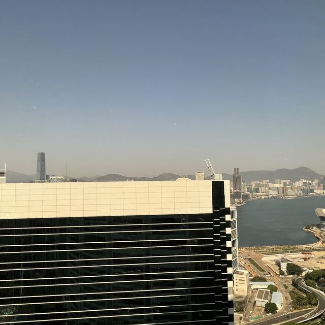 全年恆溫泳池，金鐘三寶港麗洒店